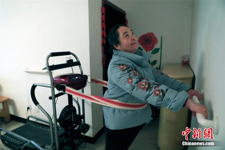 脑瘫女孩用一根手指敲出两部小说：我们不是傻子智障