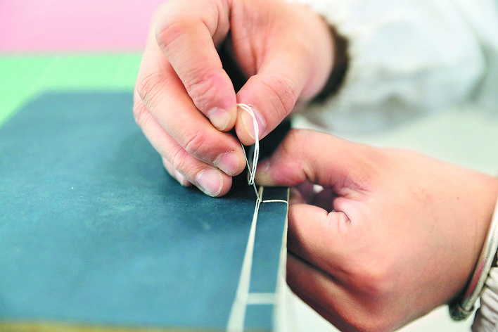 博士带队修复古医书