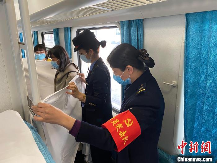 车厢里搭建临时“产房” 列车为新生命停留29分钟