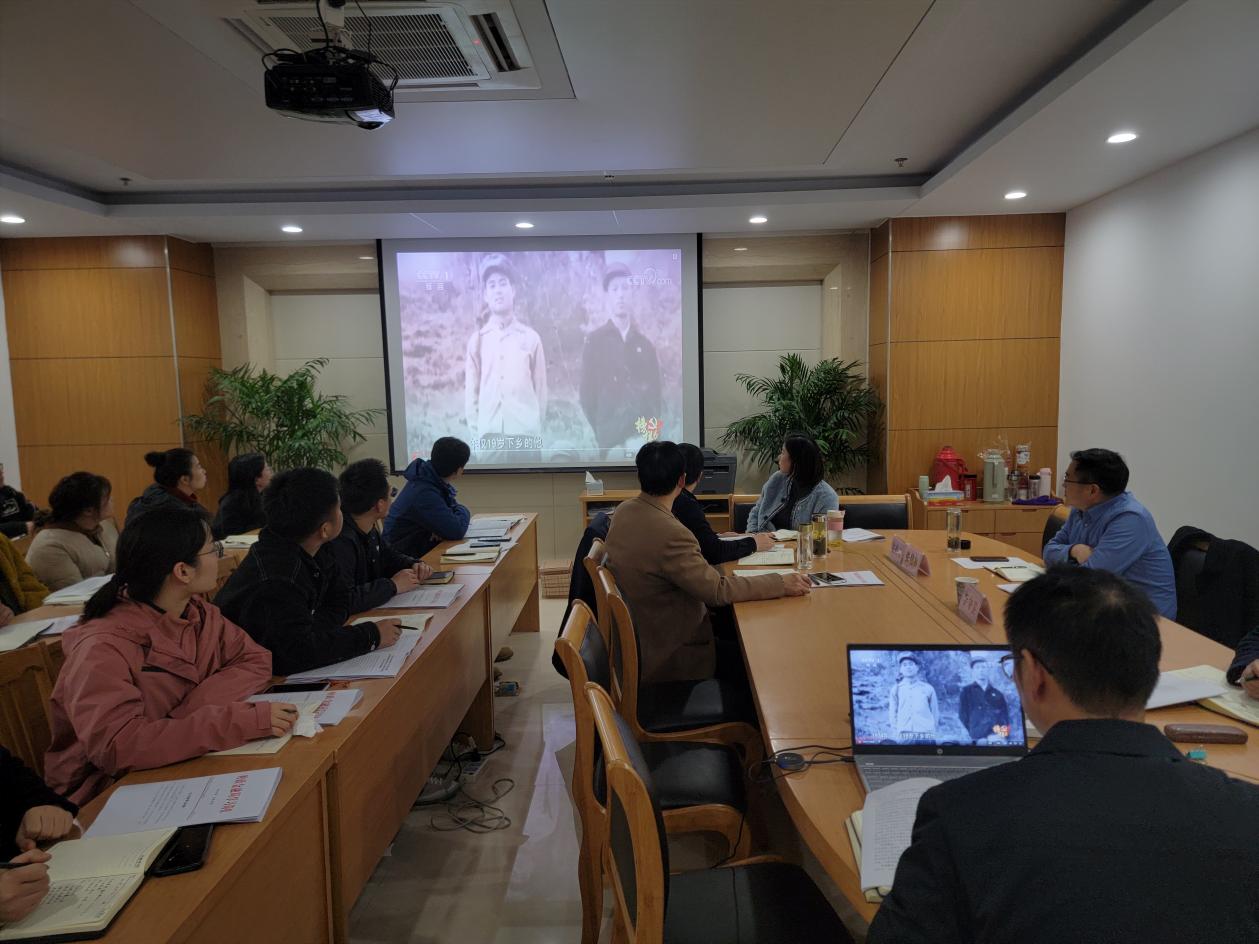 金寨开发区财政金融局集中收看《榜样6》