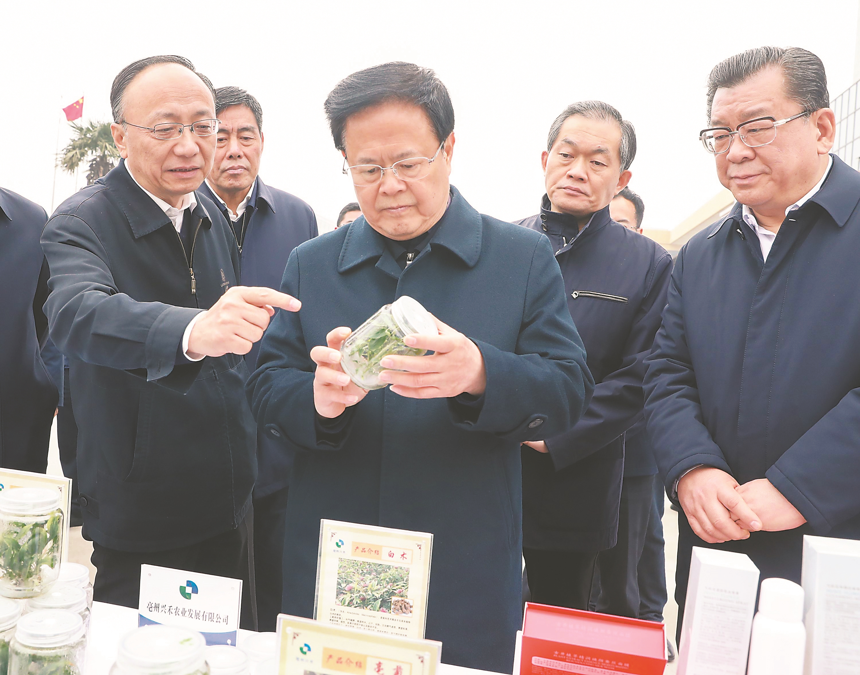 郑栅洁在亳州市调研时强调 做强做优做大实体经济 夯实皖北全面振兴的产业基础