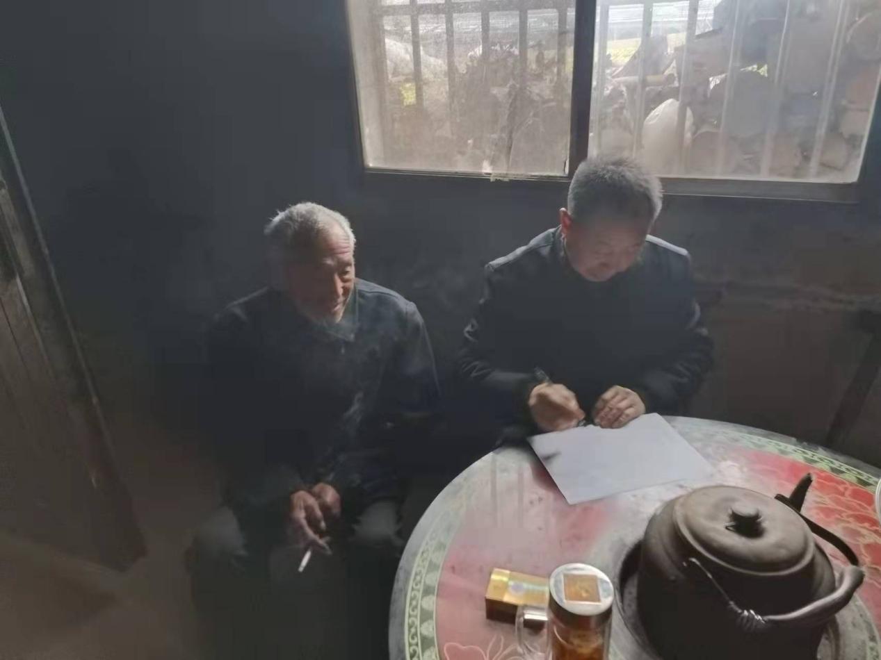 金寨县沙河乡：雪花纷飞之际 走访慰问留守老人