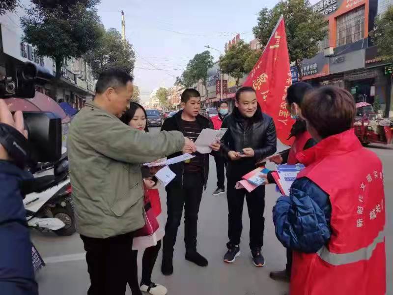 霍邱县城关镇退役军人服务站：普法上门 服务到家