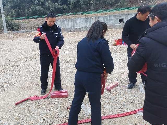 金寨：联合查处销毁1批非法存储烟花爆竹