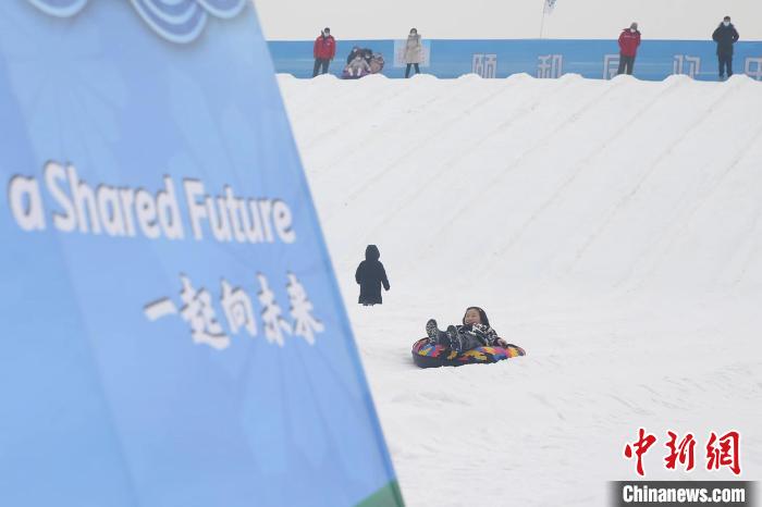 颐和园首开2万平方米雪场 雪道顶端可览昆明湖全貌