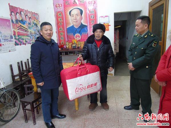 舒城县干汊河镇春节前慰问优秀现役军官家属