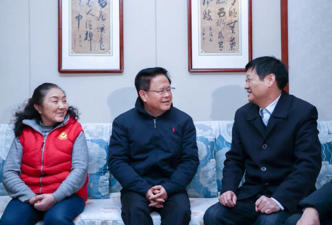 郑栅洁深入大别山区送温暖