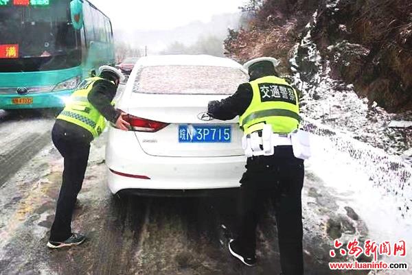 霍山民警：风雪无阻保畅通
