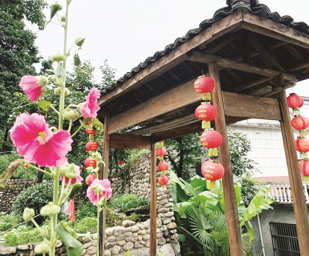 青山绿水展笑颜 