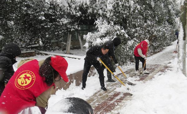 积极铲雪除冰做好坚强后盾