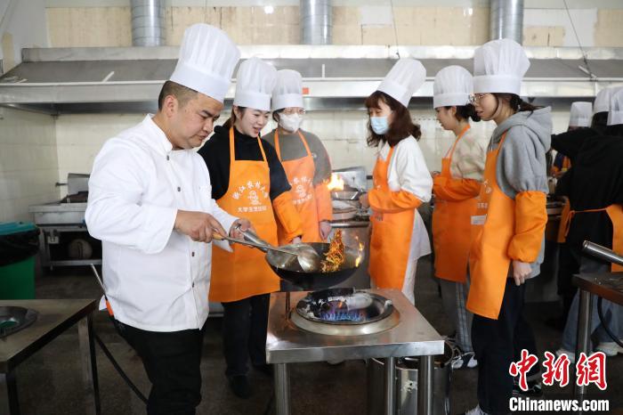 “烧菜”“种花”成必修学分 浙江一大学创新劳动教育课程内容