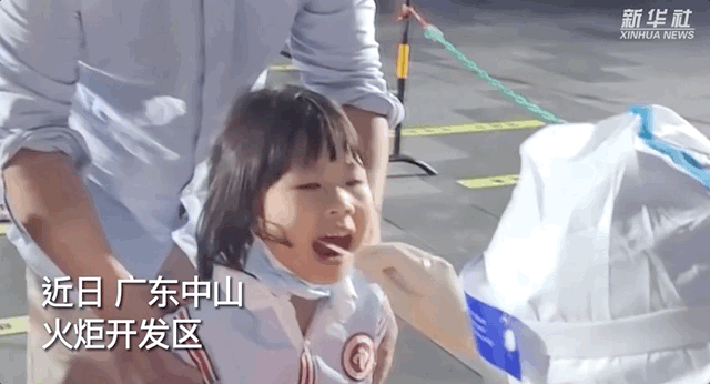 护士采核酸遇到女儿，没想到……