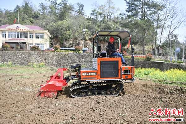 霍山漫水河镇：“铁牛”欢唱闹春耕