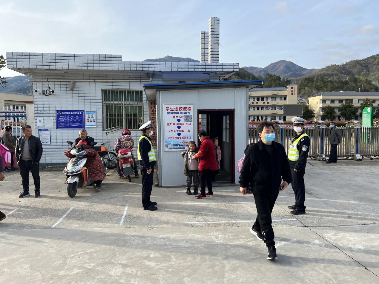 金寨县铁冲乡派出所：站好护学岗 守好安全关