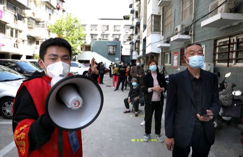 17岁少年志愿者战“疫”在一线