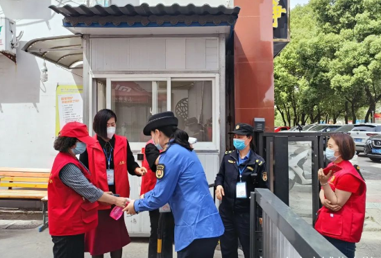 “园丁”变身“红马甲” ——六安市城北小学党总支战“疫”志愿者服务队在行动