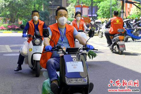 十名“红马甲” 送暖三千户