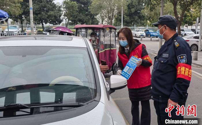 铁路客运值班员“变身”社区志愿者：发挥服务优势 站好疫情防控岗