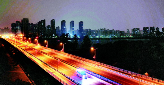 子夜微光 战“疫”灯塔