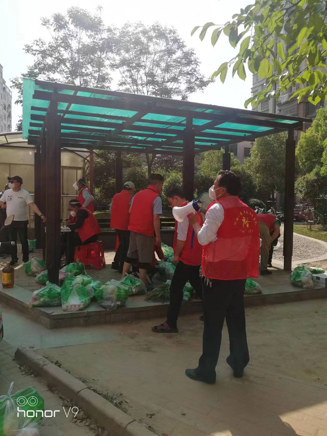 永远跟党走  抗疫显担当——记工行六安分行抗疫志愿者张卫东