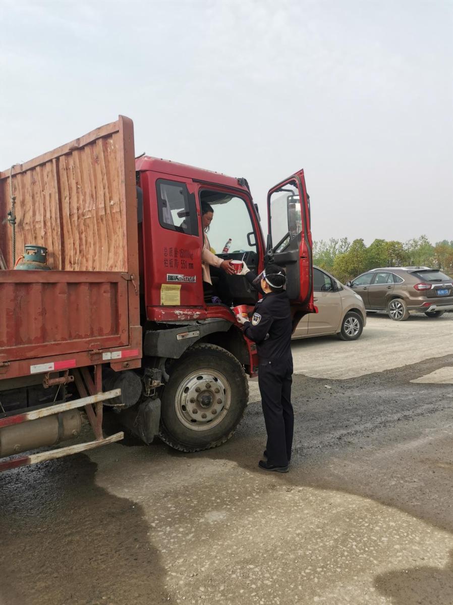 “举手之劳”办“关键小事”