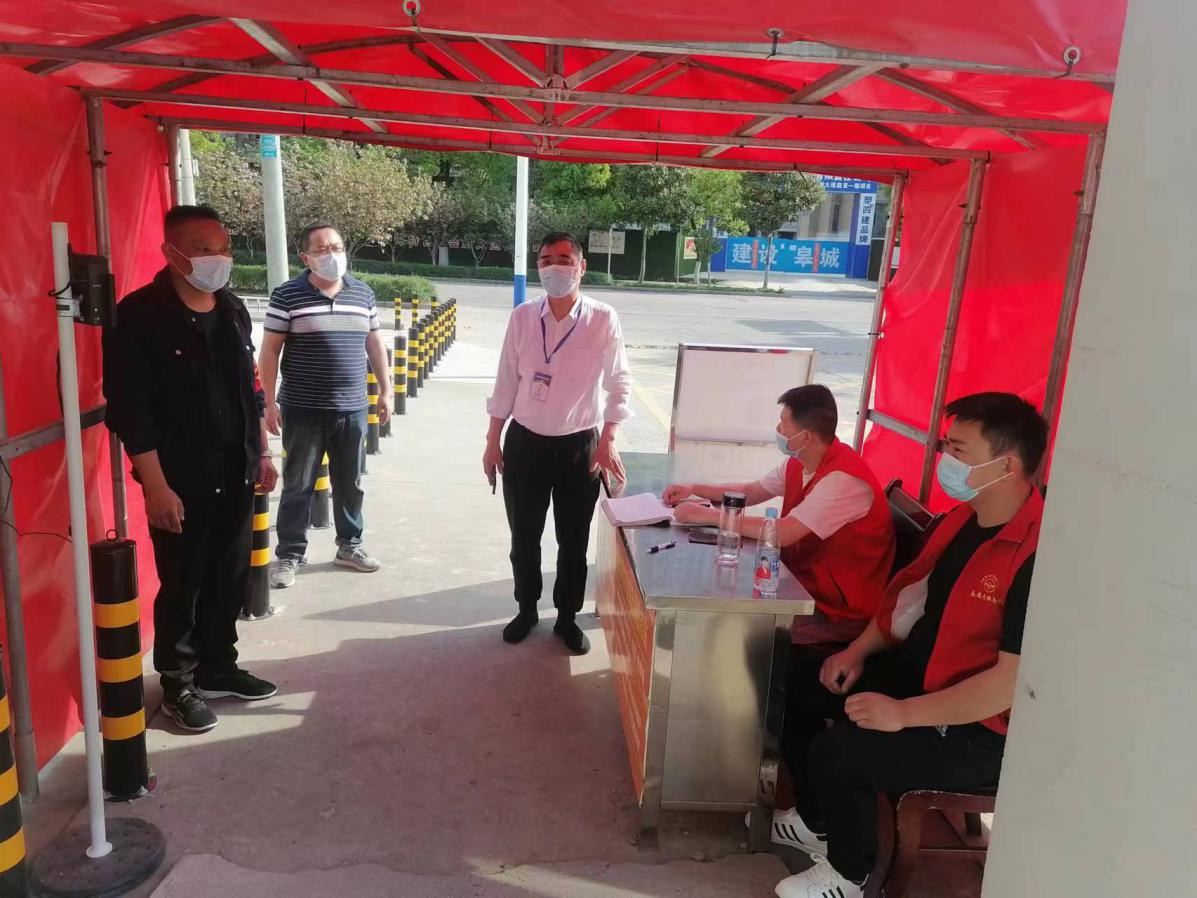 公交“父女兵”  抗疫齐上阵