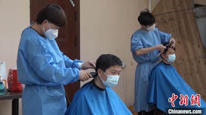 上海一封控小区居民化身“Tony老师”为志愿者免费理发