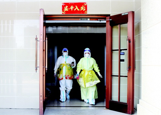 城管变“大白”协助做核酸