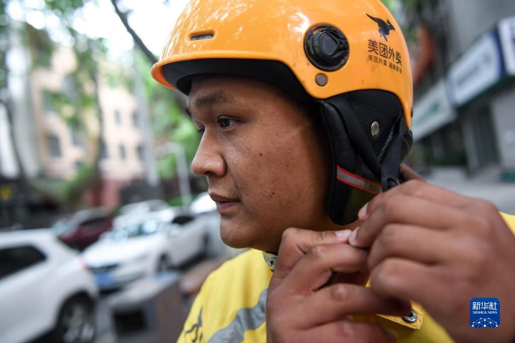 郑州：坚守疫情防控一线的外卖小哥