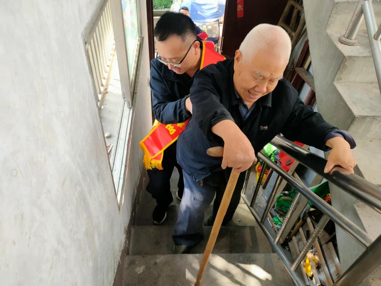 爱献助残日 携手暖人心