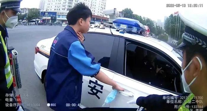 男孩喉中卡异物 交警“教科书式”救助引点赞