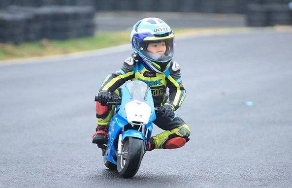 四岁萌娃骑摩托赛场飞驰 梦想成为职业赛车手