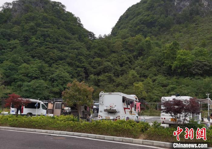 图为贵州平塘天空之桥服务区的房车营地。 周燕玲 摄