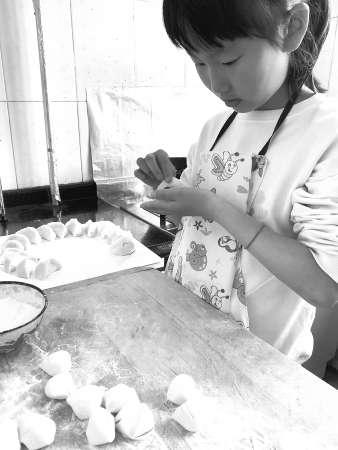 给孩子补劳动课 不仅仅是一盘“西红柿炒鸡蛋”