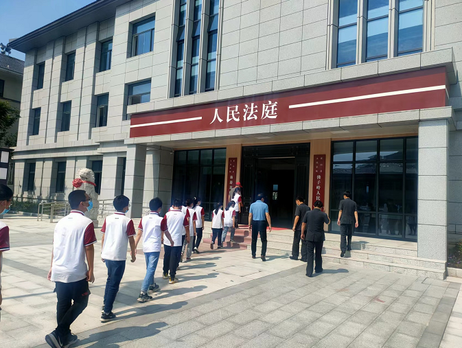 走进庭审现场 强化法治教育