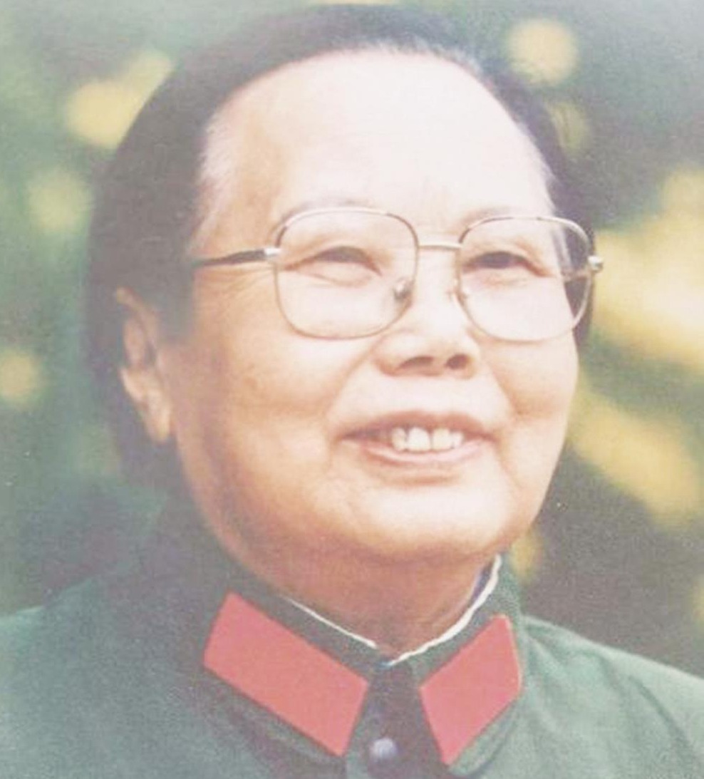 老红军、上将夫人张文：关心下一代 热心助师生