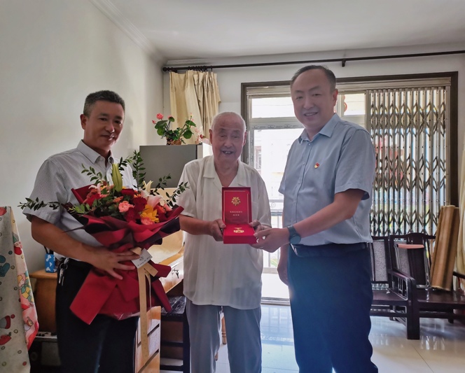 峥嵘一生风雨路，初心如磐五十载——工行六安分行为老党员颁发“光荣在党50年”纪念章