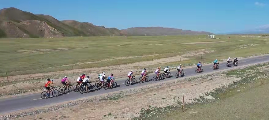 强者之战，海拔2500米最美草原上演“铁人两项”骑行挑战赛