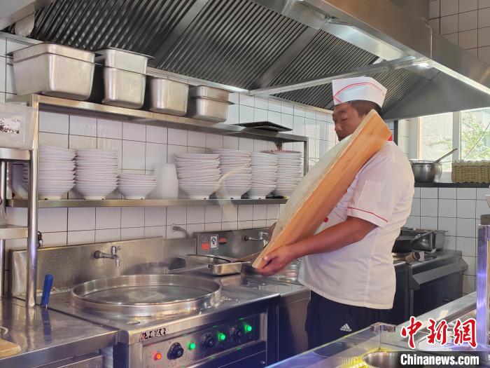 五代相传十道工艺 传承人：希望更多人吃到山西刀削面