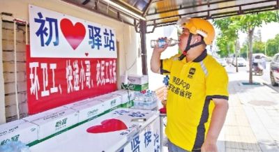餐饮店主为户外工作者设立爱心驿站 免费矿泉水越喝反而越多