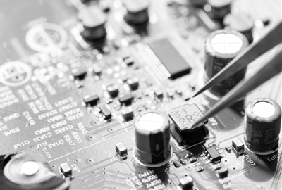 我国规模以上电子信息制造业 2021年营收超14万亿元