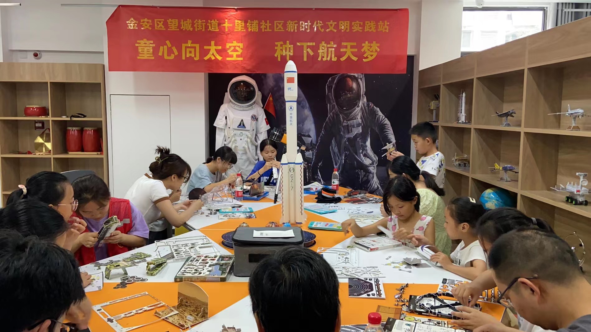 望城街道十里铺社区开展“童心向太阳，种下航天梦”科普活动