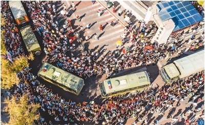 “平凡的人们给我最多感动”（网络正能量）