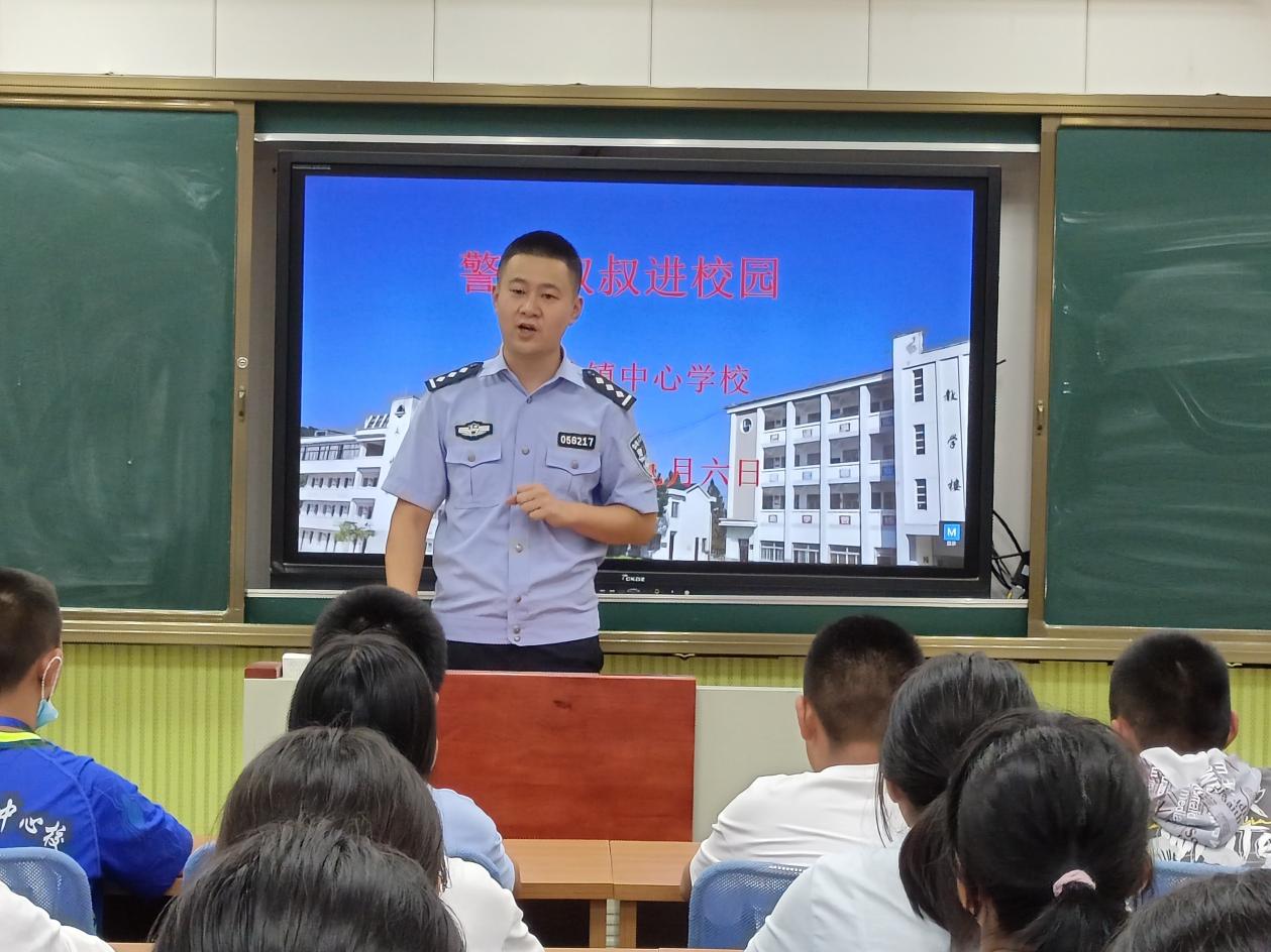 霍山县佛子岭镇中心学校开展“警察叔叔进校园”法治教育活动