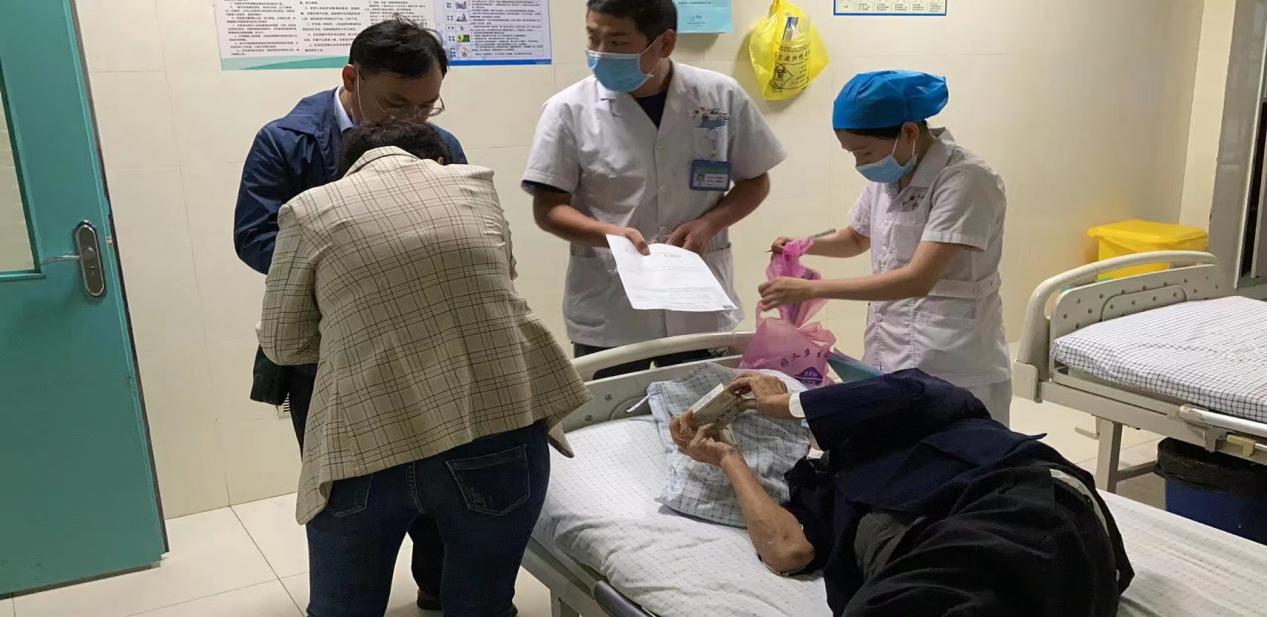 心系五保户  送医暖人心