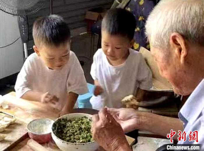 “94岁太爷爷骑车1小时探望生病重孙”上热搜 隔辈亲情引网友共鸣