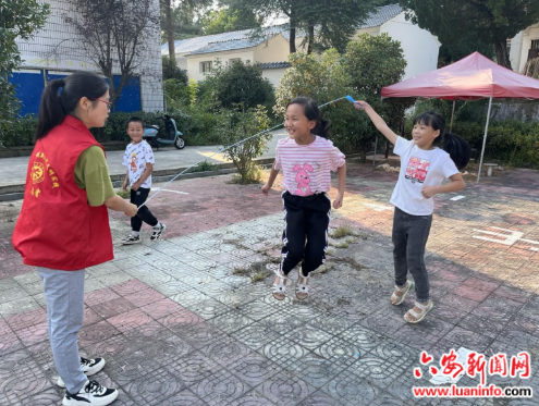 金寨县双河镇鹤塘村：开展“绳彩飞扬，健康成长”跳绳比赛活动
