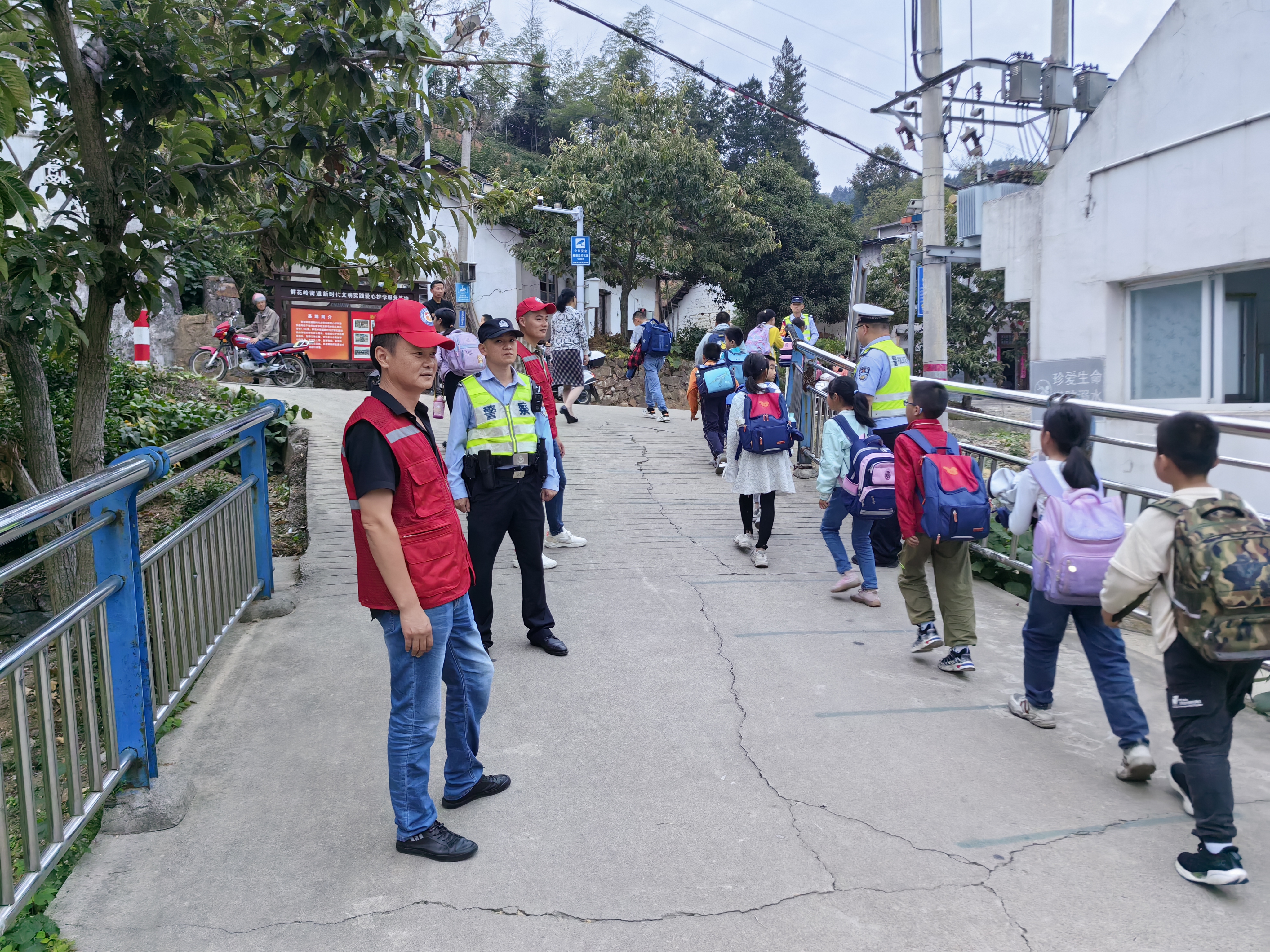 金寨麻埠：组织江淮义警开展校园护学岗活动