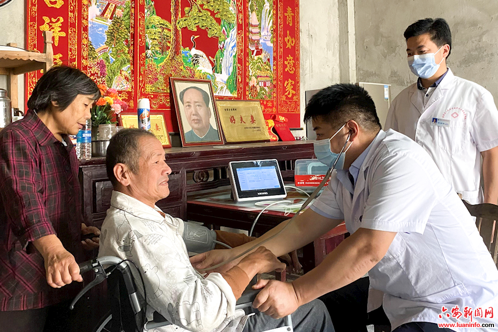 金寨县全军乡卫生院：定制爱心药箱 护航群众健康