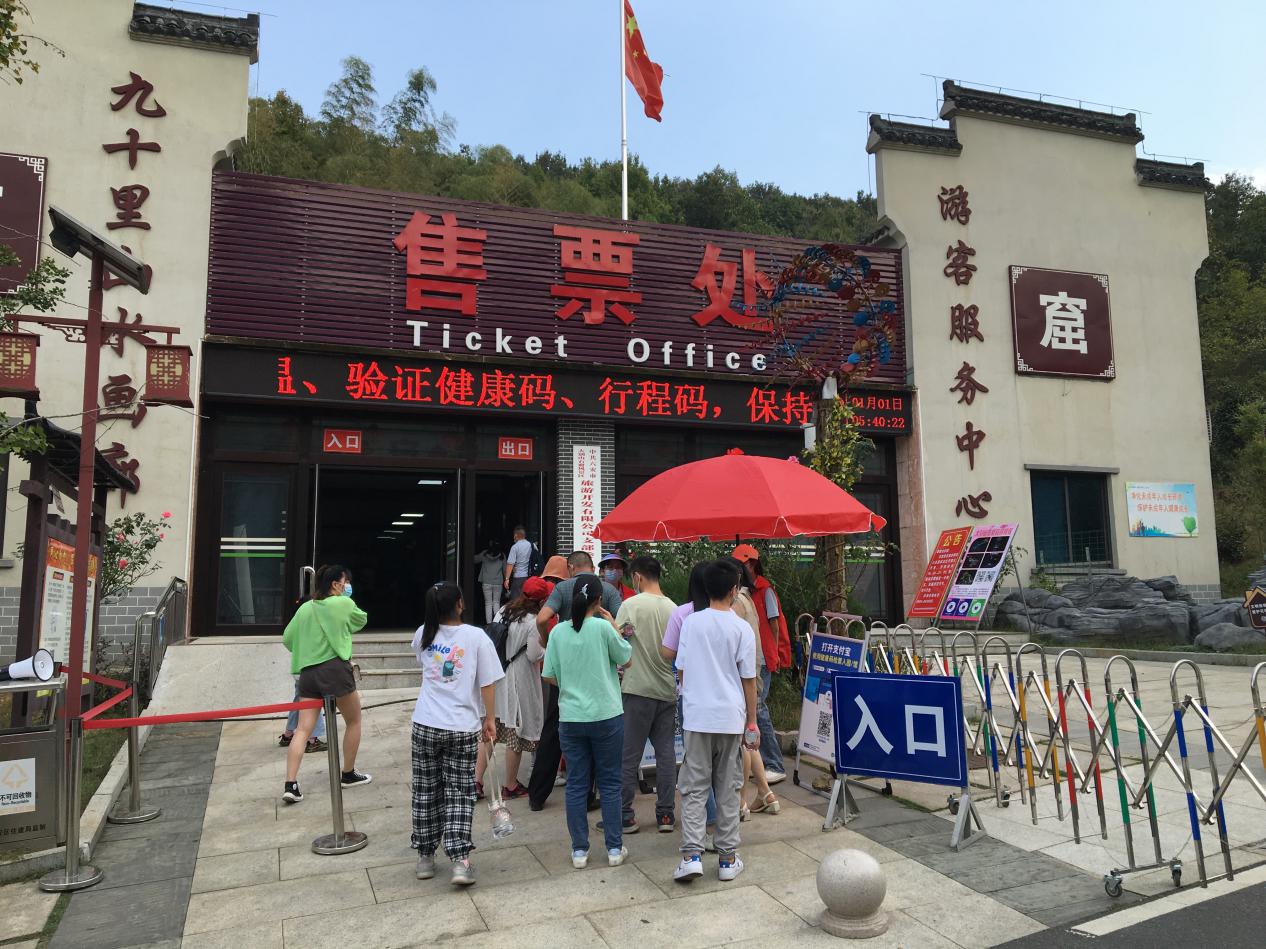 开展志愿服务， 让文明旅游深入人心